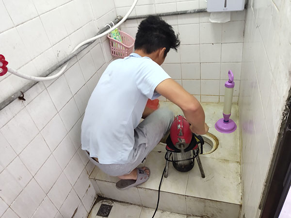 南坤镇管道堵塞冒臭气 专业师傅现场解决问题