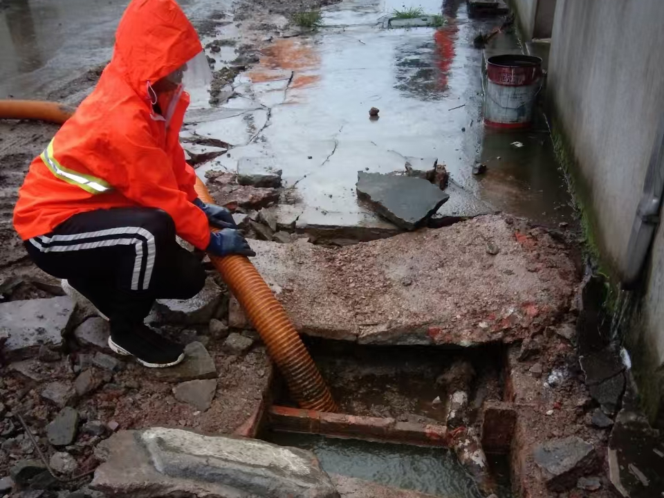 南坤镇专业清理污水池 炜誉市政以规范流程守护城市 “肠道”