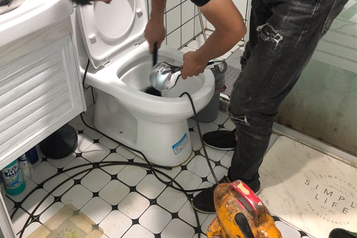 南坤镇马桶堵塞自己疏通还是找师傅？专业上门服务让你省时更省心